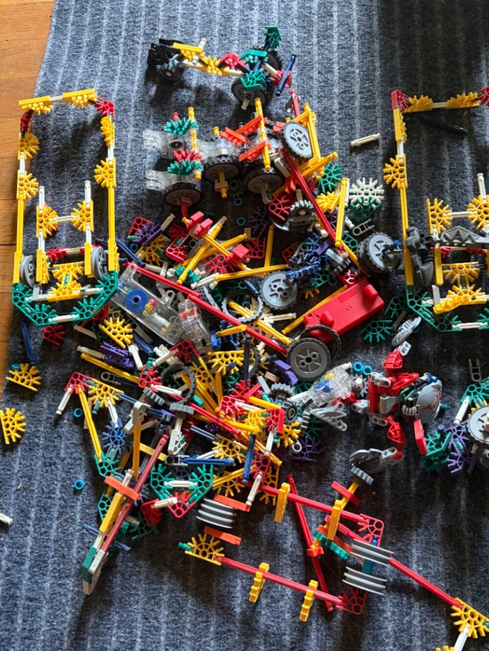 K'NEX Building Set - Picture 2 of 2